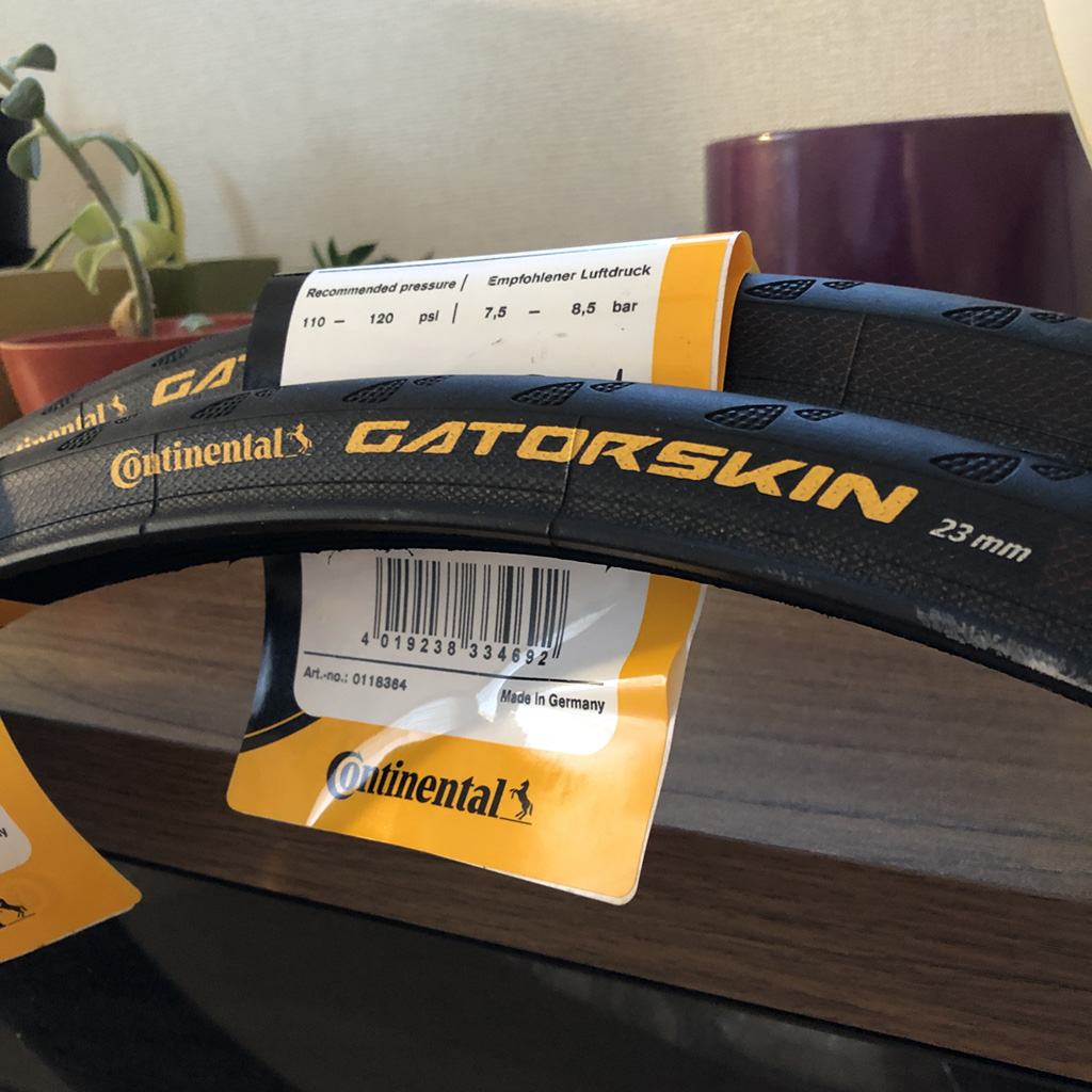 イギリスの通販サイト、Wiggle.jpから届いたばかりのコンチネンタル GatorSkin。まっさらの新品です。